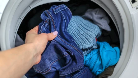 Pranie ubrań w wyższej temperaturze może przynieść więcej szkody, niż pożytku. To mit, że pozwala lepiej doczyścić tkaniny