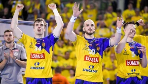 Paweł Paczkowski (z lewej) nie zagra już w Arabii Saudyjskiej. Jak długa czeka go przerwa, okaże się w przyszłym tygodniu