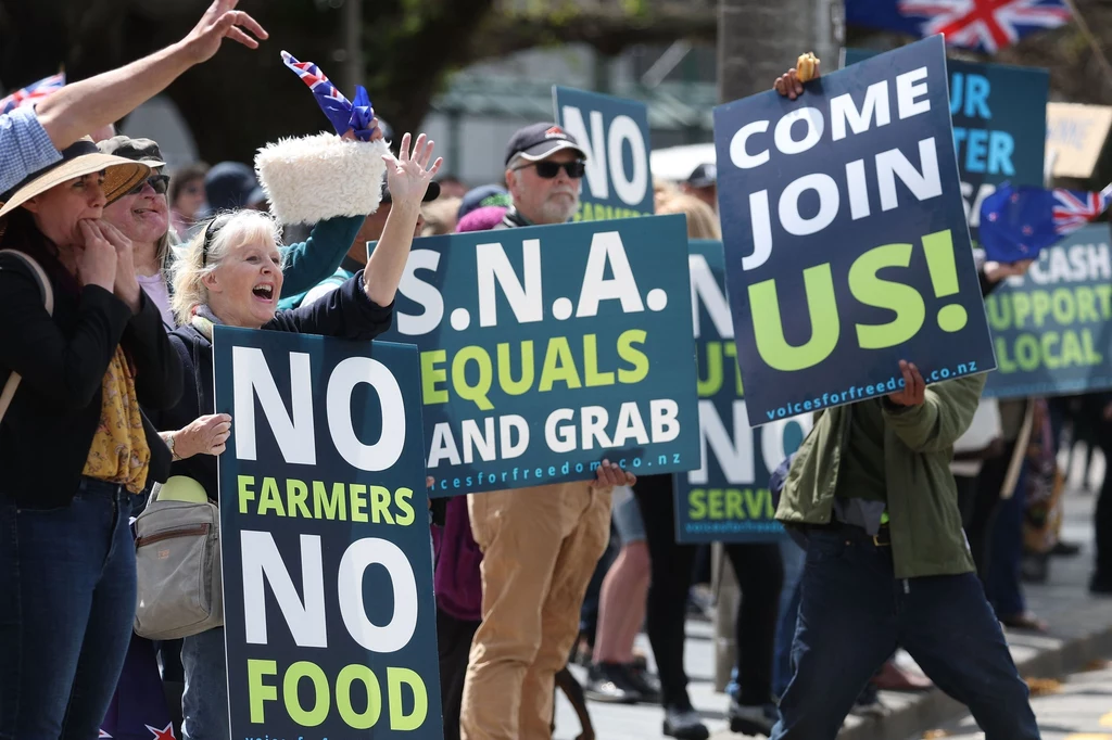 Nowozelandcy farmerzy protestowali w czwartek przeciwko nowemu podatkowi, który ma obciążać hodowców za gazy cieplarniane emitowane przez zwierzęta 