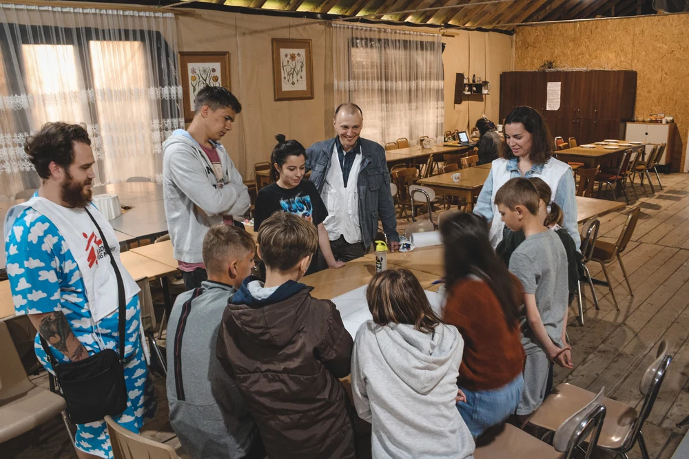 Psycholog MSF Jewhenia Stupnik w sesji grupowej z dziećmi w Berehowe Psycholog MSF Jewhenia Stupnik w sesji grupowej z dziećmi w Berehowe