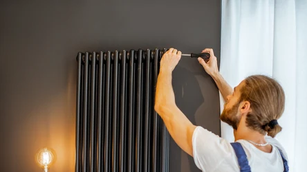 ​Kaloryfer w twoim mieszkaniu przecieka? Spółdzielnia musi go wymienić na swój koszt