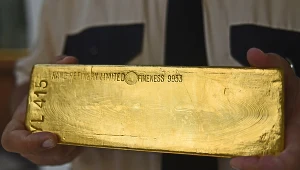 NBP poinformował o zasobach złota w posiadaniu banku centralnego. Na zdj. sztabka złota prezentowana w krakowskim oddziale NBP