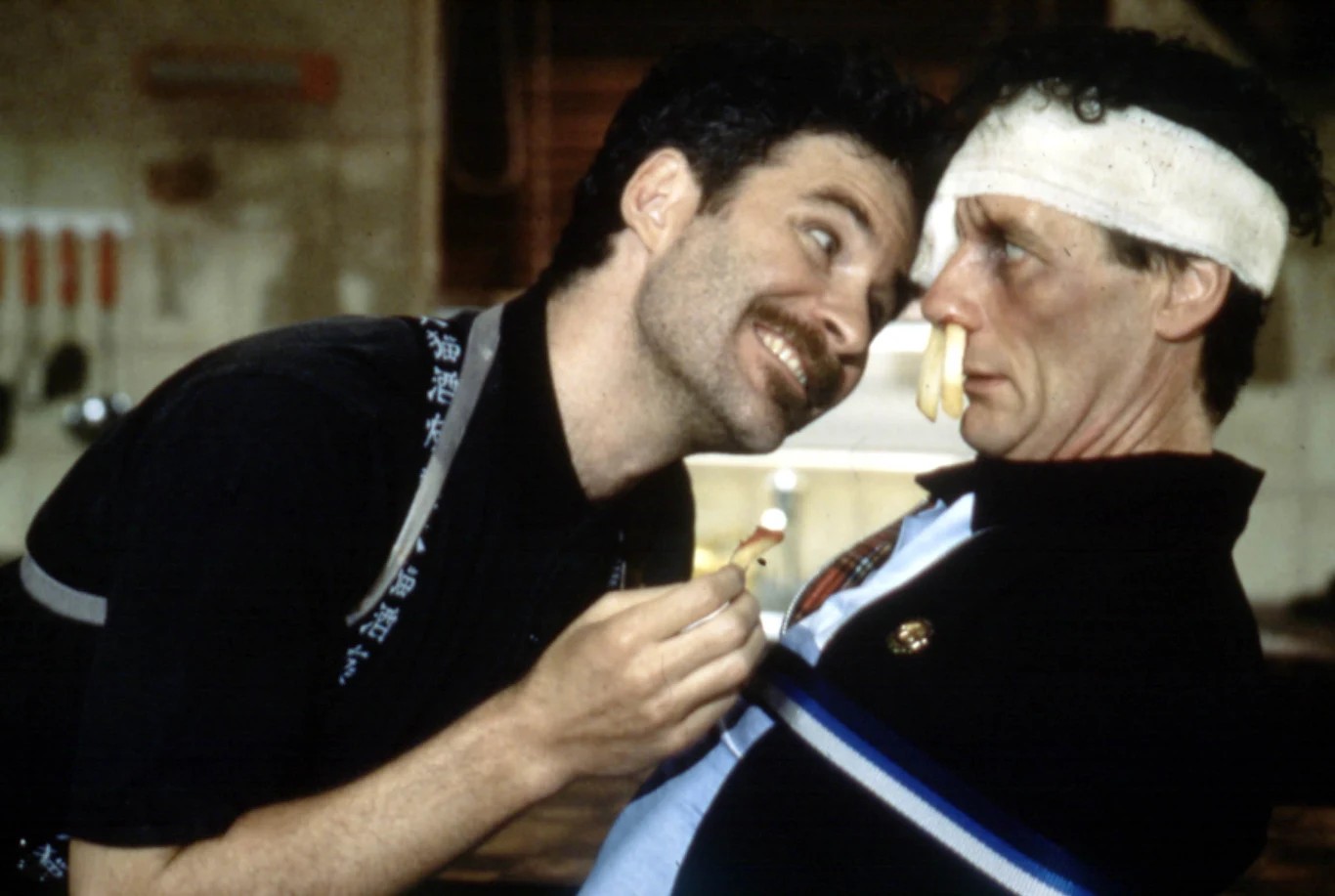 Kevin Kline (L) i Michael Palin (P) w filmie "Rybka zwana Wandą"