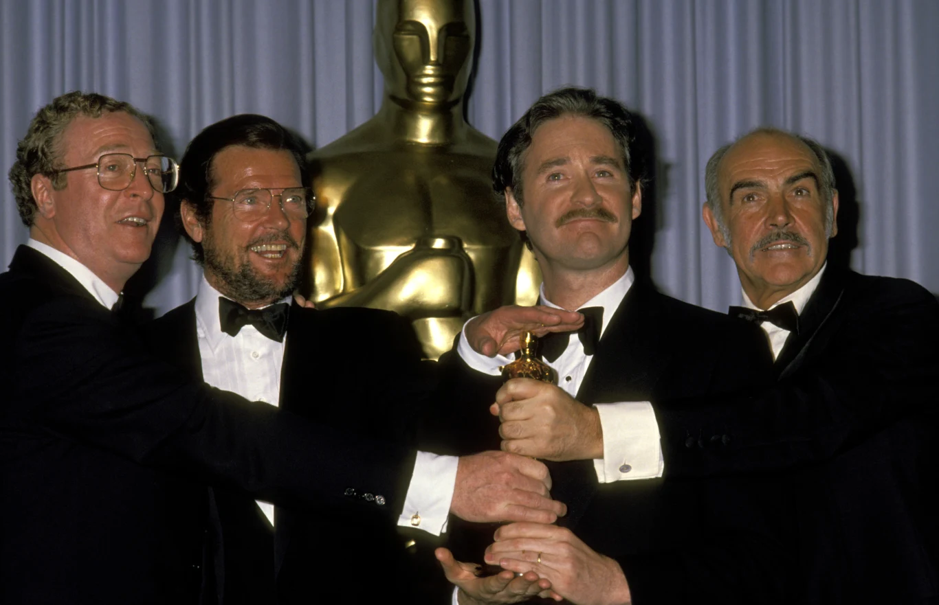 Kevin Kline (2P) z Oscarem w wyborowym towarzystwie: Michaela Caine'a (L), Rogera Moor'ea (2L) i Seana Connery'ego (P)
