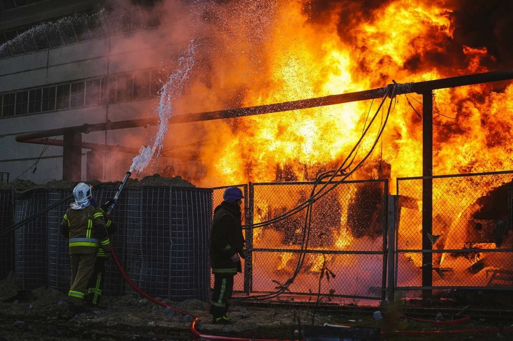 Strażacy ratujący bombardowaną infrastrukturę energetyczną w Kijowie