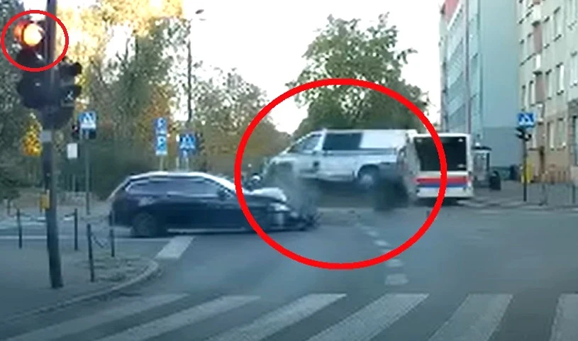 Radiowóz wjechał na skrzyżowanie na czerwonym świetle Radiowóz wjechał na skrzyżowanie na czerwonym świetle