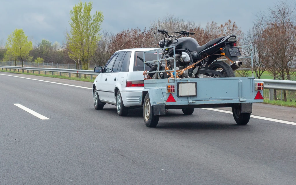 Jak bezpiecznie zamocować i transportować motocykl?