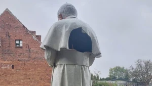 Dębe. Figura Jana Pawła II zniszczona