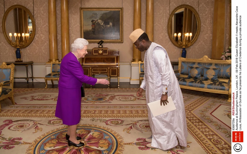 Królowa Elżbieta II podczas audiencji dla ambasadora Gwinei – Ibrahima Haiary.