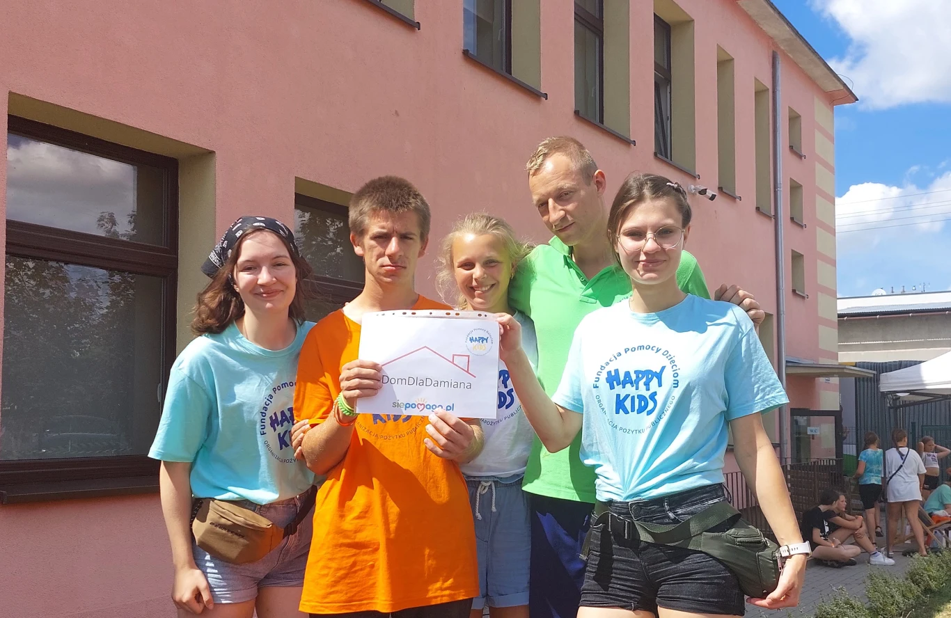 Historia Damiana (na zdj. w pomarańczowej koszulce) stała się inspiracją do budowy rodzinnego domu pomocy społecznej Historia Damiana (na zdj. w pomarańczowej koszulce) stała się inspiracją do budowy rodzinnego domu pomocy społecznej