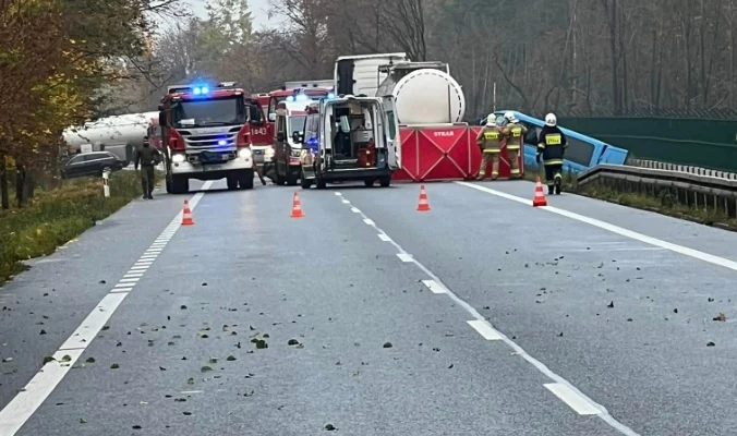 Wypadek pod Sochaczewem, w zderzeniu busa z ciężarówką zginęły dwie osoby Wypadek pod Sochaczewem, w zderzeniu busa z ciężarówką zginęły dwie osoby