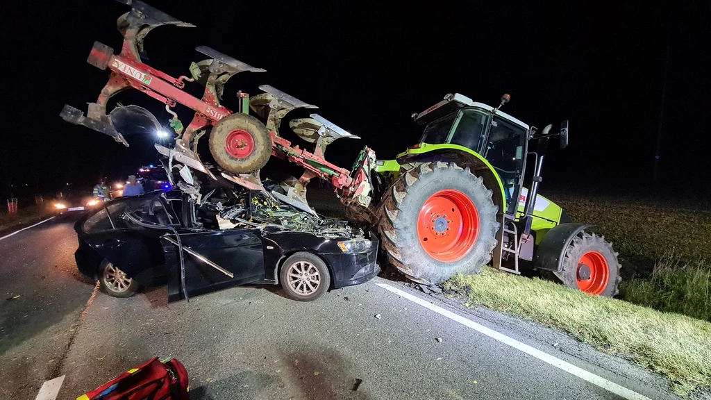 Mitsubishi Lancer wbił się w pług ciągnika