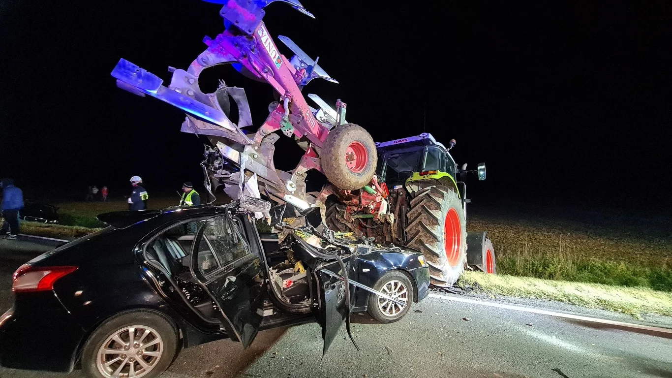 Mitsubishi Lancer wbił się w pług ciągnika Mitsubishi Lancer wbił się w pług ciągnika
