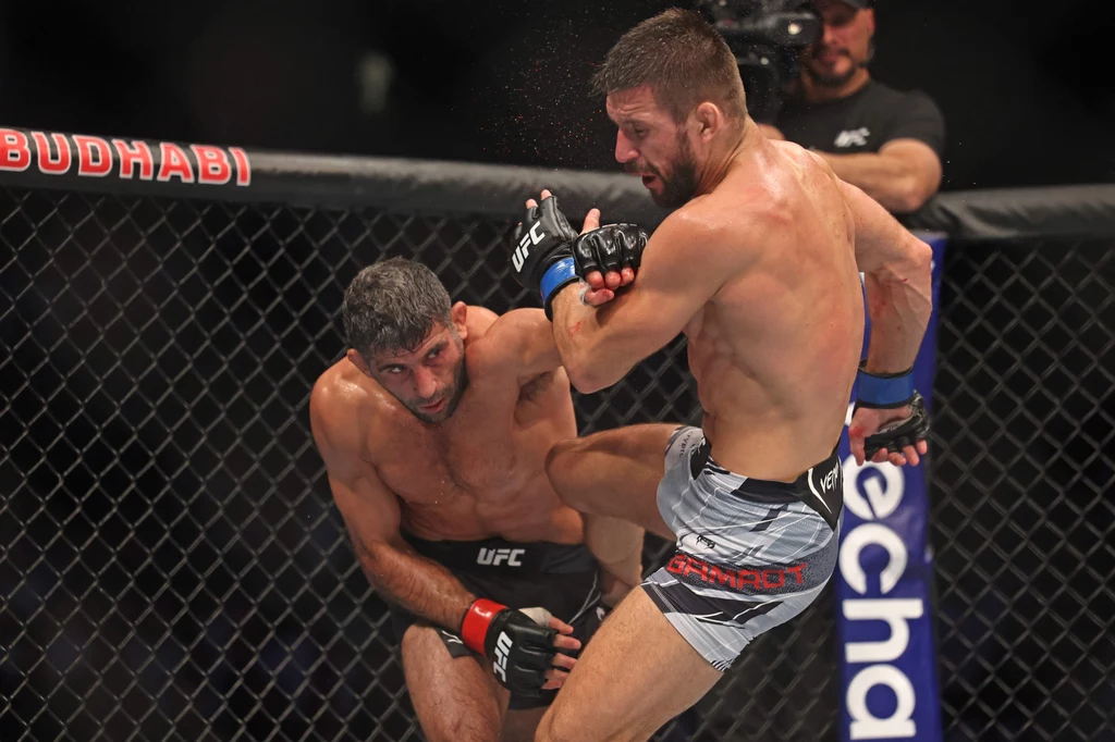Mateusz Gamrot (z prawej) przegrał z Beneilem Dariushem na UFC 280 Mateusz Gamrot (z prawej) przegrał z Beneilem Dariushem na UFC 280