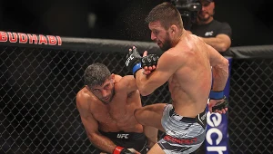 Mateusz Gamrot (z prawej) przegrał z Beneilem Dariushem na UFC 280