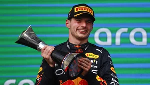Max Verstappen z pucharem za zwycięstwo w Grand Prix USA