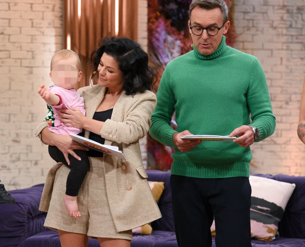 W studio pojawiły się nawet urocze maluchy, które Kasia chętnie brała na ręce. Czy chciała coś przez to przekazać? W studio pojawiły się nawet urocze maluchy, które Kasia chętnie brała na ręce. Czy chciała coś przez to przekazać?