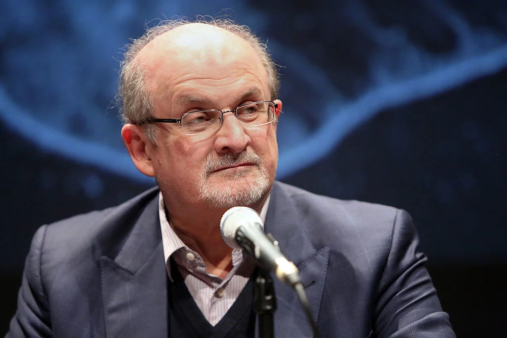 Słynny pisarz Salman Rushdie został zaatakowany przez nożownika 12 sierpnia Słynny pisarz Salman Rushdie został zaatakowany przez nożownika 12 sierpnia