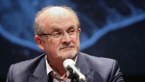 Słynny pisarz Salman Rushdie został zaatakowany przez nożownika 12 sierpnia