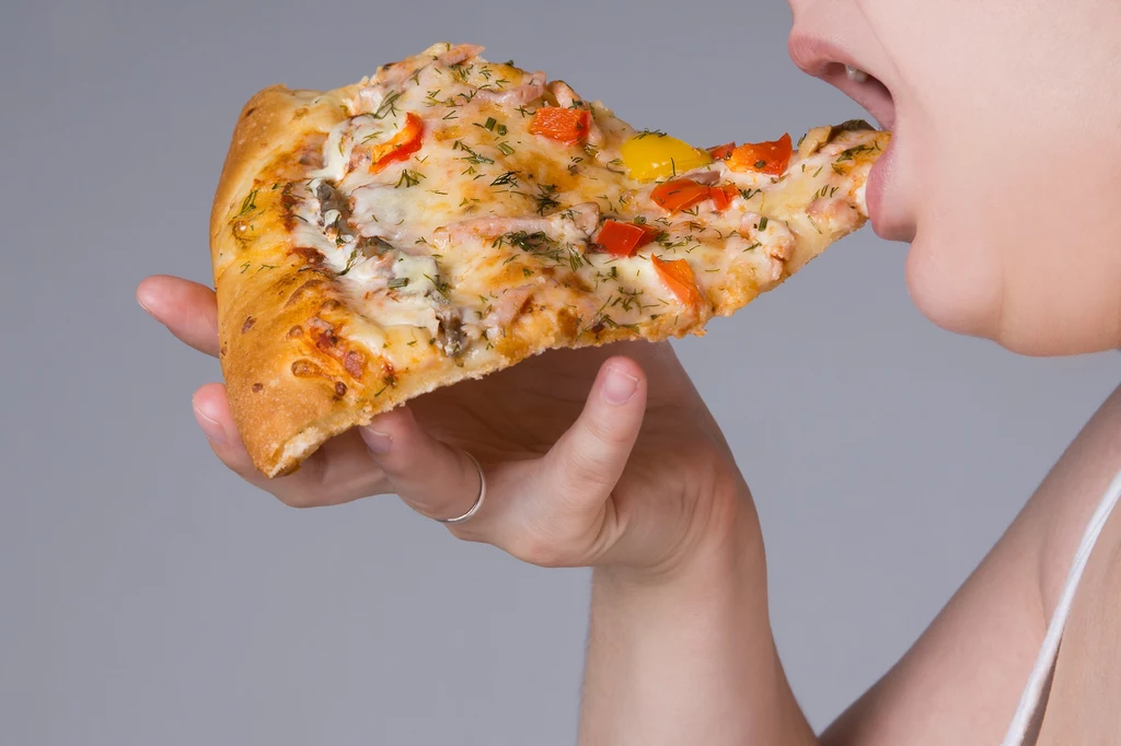 Jedzenie fast foodów może szybko odbić się negatywnie na zdrowiu i być przyczyną nadwagi