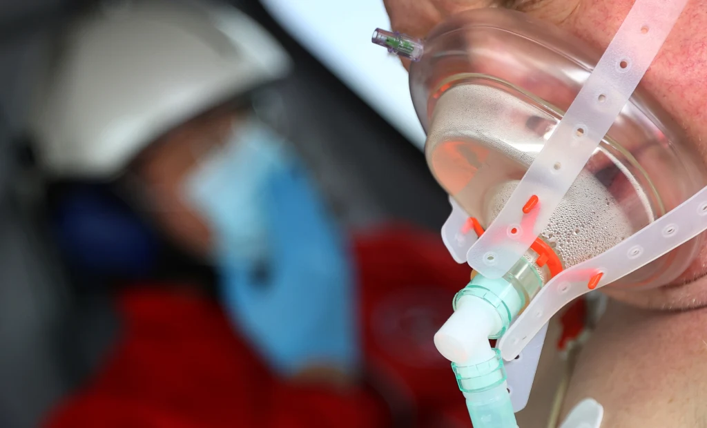 Eksperci podkreślają, że przeciw COVID-19 i przeciw grypie powinny zaszczepić się przede wszystkim osoby z grupy ryzyka