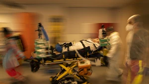 Wirusolodzy ostrzegaja przed "twindemią" - jednoczesnymi infekcjami wirusem grypy i koronawirusem (zdj. z niemieckiego szpitala z 2021 roku)