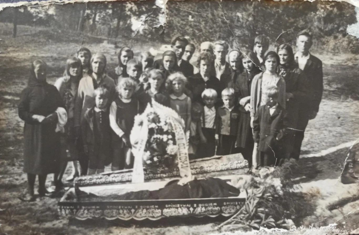 Zdjęcia rodziny zgromadzonej przy otwartej trumnie dziś już są rzadkością