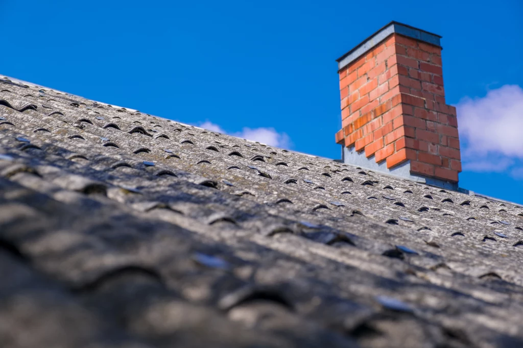 Fundusze na wymianę w gospodarstwach rolnych pokryć dachowych wykonanych z materiałów zawierających azbest pochodzą z Krajowego Planu Odbudowy i Zwiększania Odporności