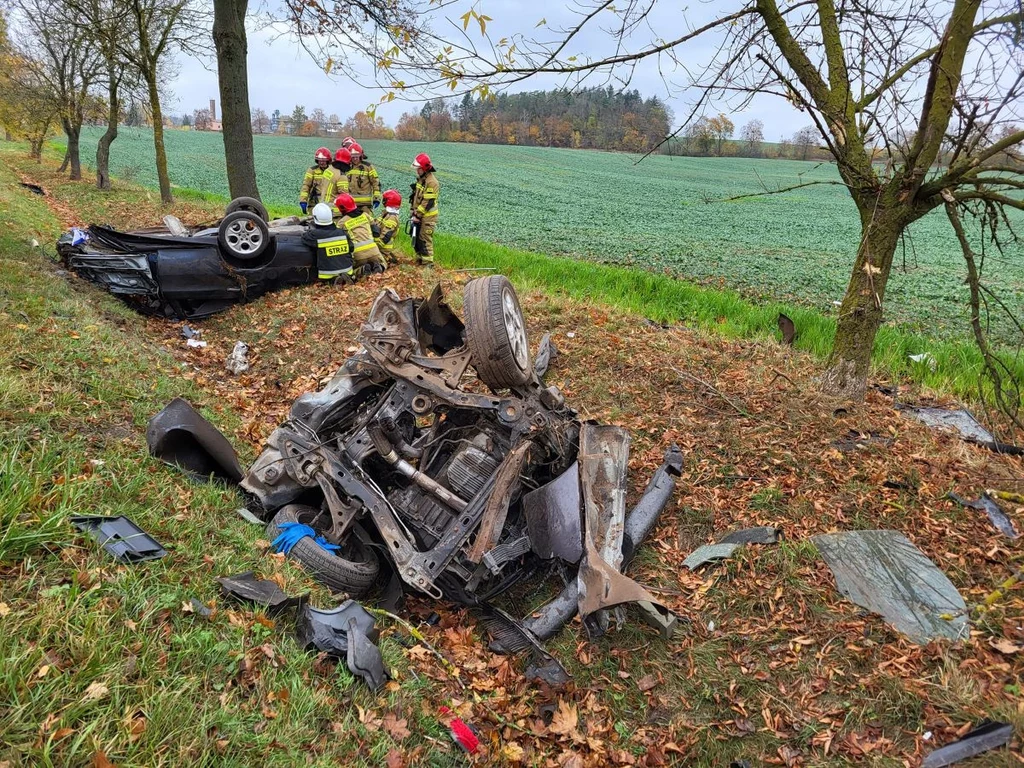 Siła uderzenia była tak duża, że samochód rozerwał się na pół. 