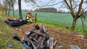 Śmiertelny wypadek pod Giżyckiem. Alfa Romeo rozpadła się na części