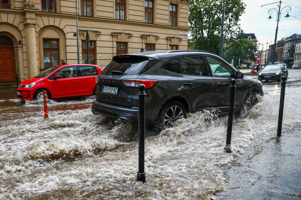 Kierowcy zapominają, że światła do jazdy dziennej świecą tylko z przodu