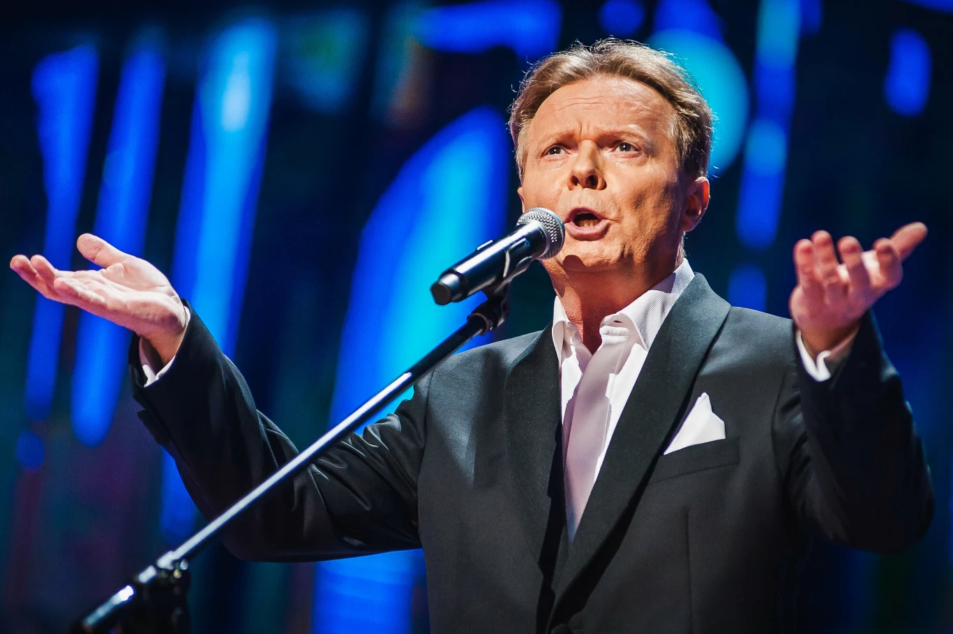 Michał Bajor podczas jubileuszu w Sopocie w 2018 roku Michał Bajor podczas jubileuszu w Sopocie w 2018 roku