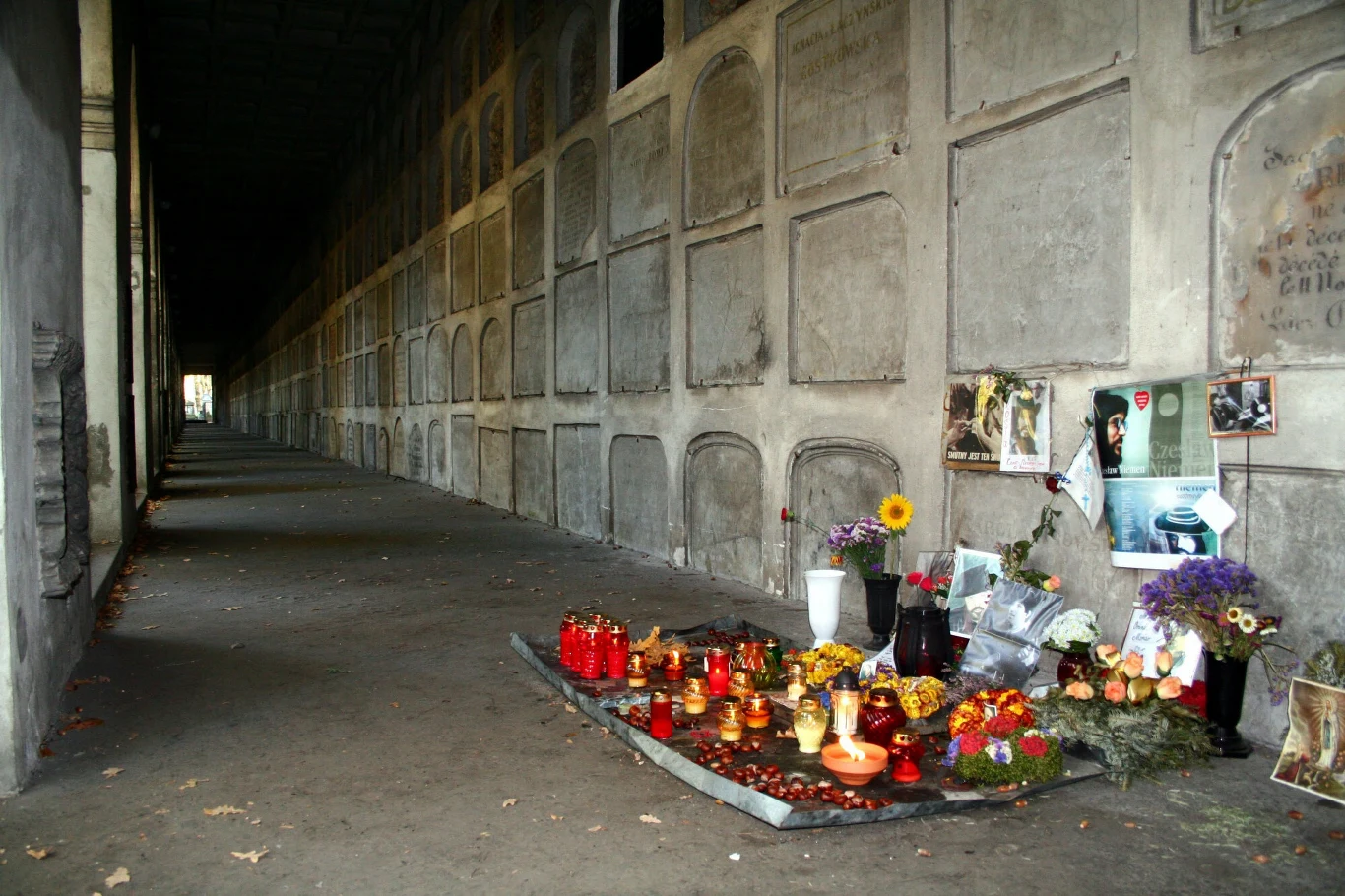 Na mogile roi się od kwiatów, i zniczy, a także pamiątek w postaci zdjęć