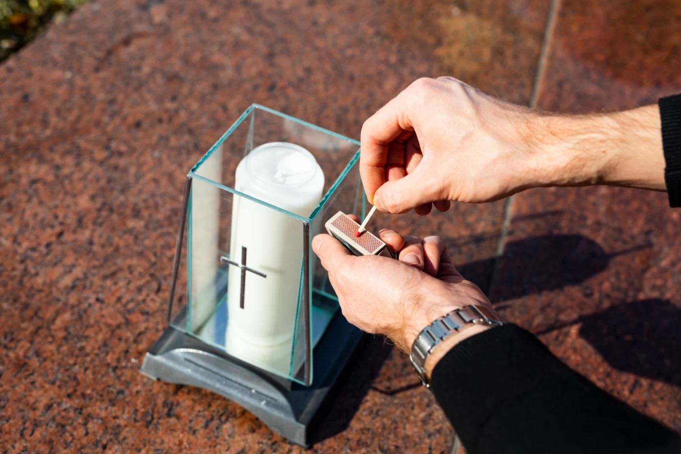 Znicze najlepiej zapalać na cmentarzach i to koniecznie zapałkami