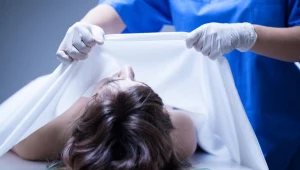 Przyjmuje się, że zwłoki powinny jak najszybciej trafić do miejsca do tego przeznaczonego, czyli do chłodni zakładu pogrzebowego