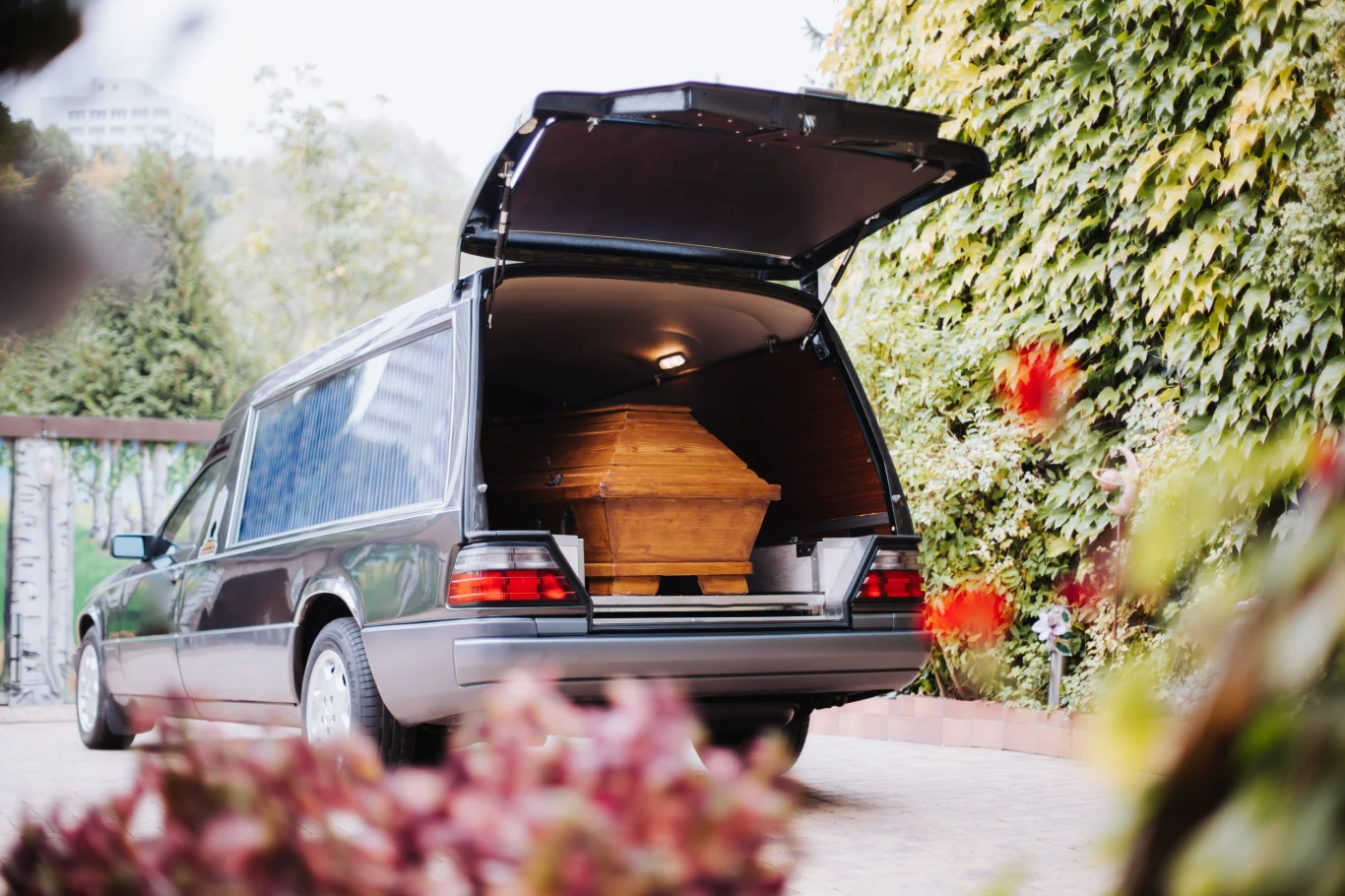 Ciało osoby zmarłej może zostać odebrane przez zakład pogrzebowy nie wcześniej, niż po dwóch godzinach od śmierci. Ciało osoby zmarłej może zostać odebrane przez zakład pogrzebowy nie wcześniej, niż po dwóch godzinach od śmierci.