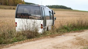 19-latek ukradł autobus w Sokółce i utknął nim na polu