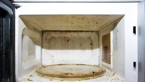 Sprytny trik na umycie mikrofalówki. W 2 minuty usuniesz cały brud i będzie lśnić