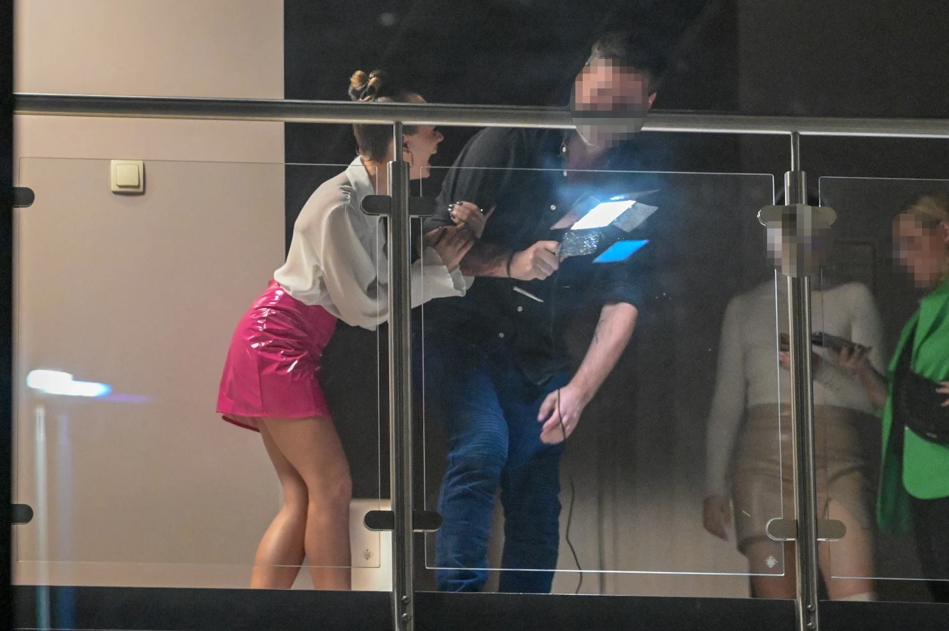 Wiktoria Gąsiewska stroi słodkie minki w różowej mini Wiktoria Gąsiewska stroi słodkie minki w różowej mini