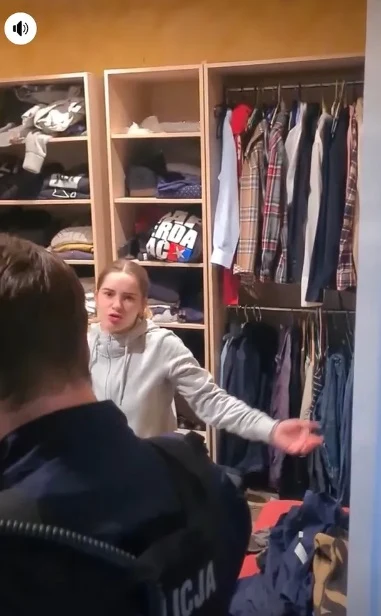 Ewelina Lisowska pakuje swoje rzeczy w eskorcie policji. Ewelina Lisowska pakuje swoje rzeczy w eskorcie policji.