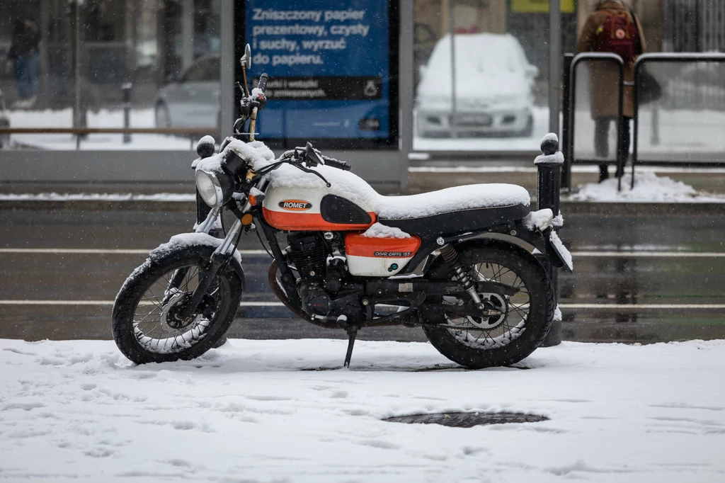 Zimowanie motocykla pod gołym niebem to nie jest najlepsze rozwiązanie