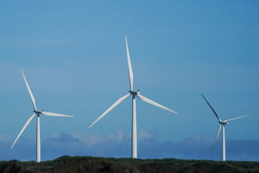 Morskie farmy wiatrowe produkują ok. 2 razy więcej energii niż panele fotowoltaiczne