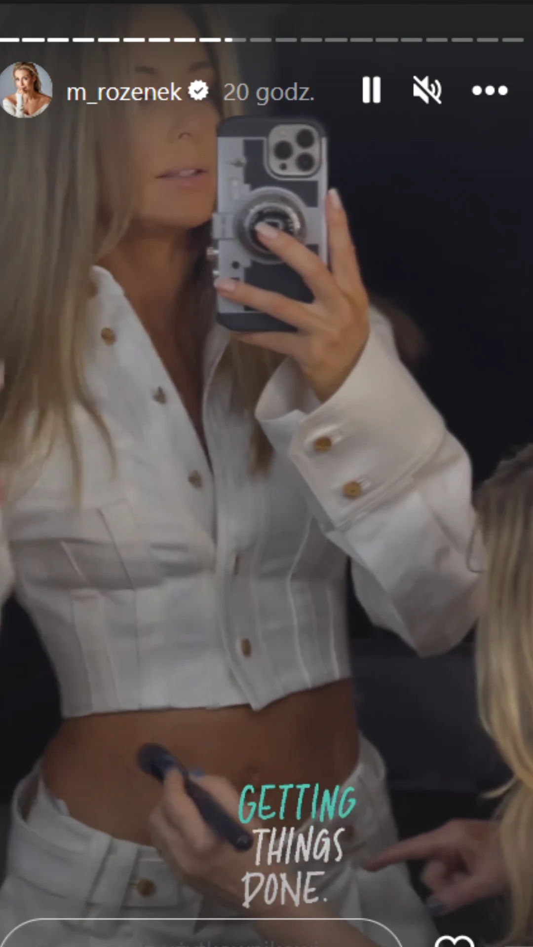 Dzięki temu optycznie wyszczupliła talię