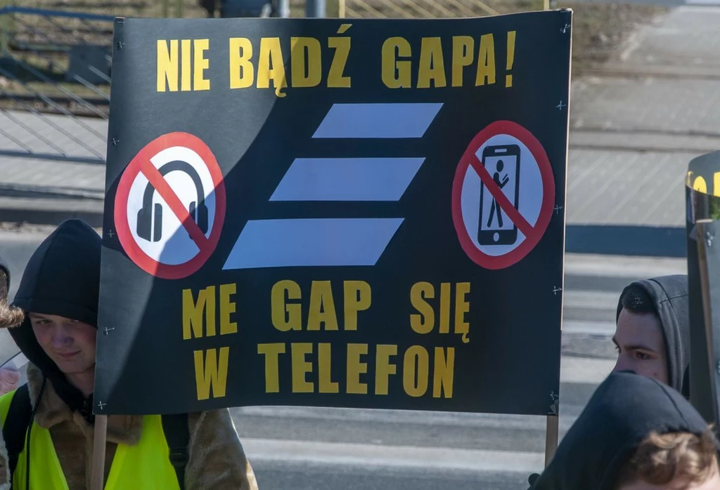 Przepisy zakazujące pieszym korzystania z telefonów w czasie przechodzenia przez jezdnię są nieskuteczne?