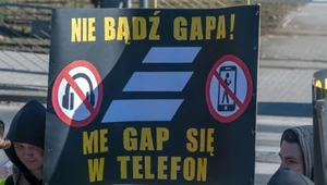 Przepisy zakazujące pieszym korzystania z telefonów w czasie przechodzenia przez jezdnię są nieskuteczne?