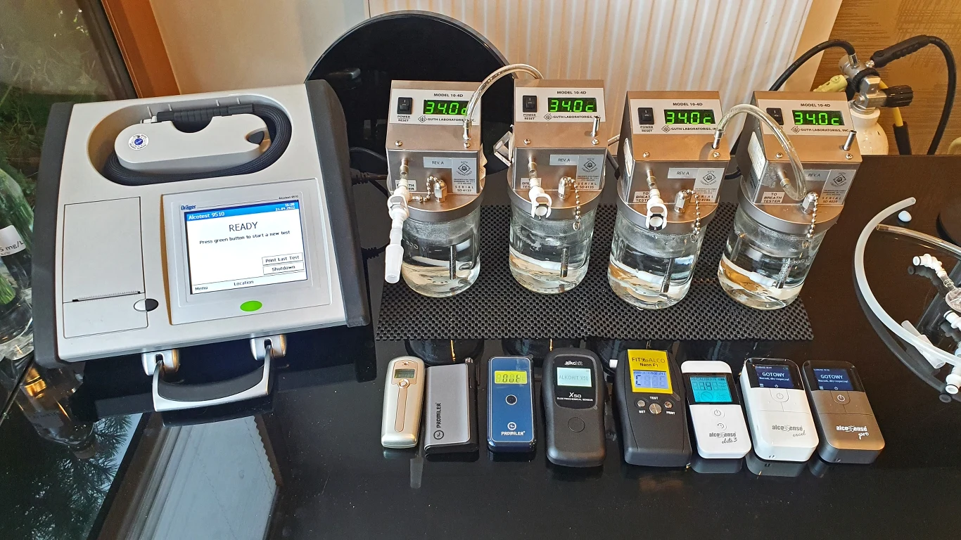 Nasz test alkomatów wykonaliśmy przy pomocy profesjonalnego sprzętu, gwarantującego stałe stężenie alkoholu w każdej badanej próbce Nasz test alkomatów wykonaliśmy przy pomocy profesjonalnego sprzętu, gwarantującego stałe stężenie alkoholu w każdej badanej próbce