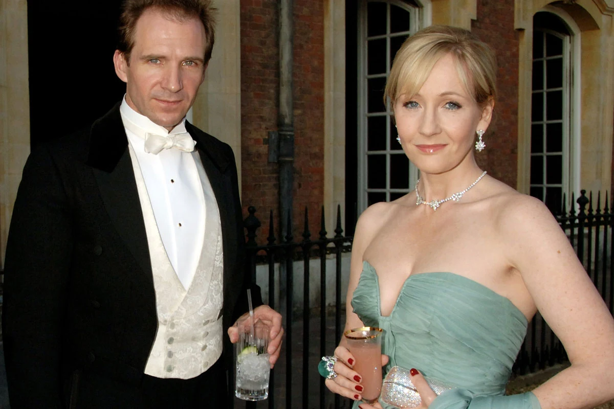 Ralph Fiennes i J.K. Rowling w 2007 roku w Londynie Ralph Fiennes i J.K. Rowling w 2007 roku w Londynie