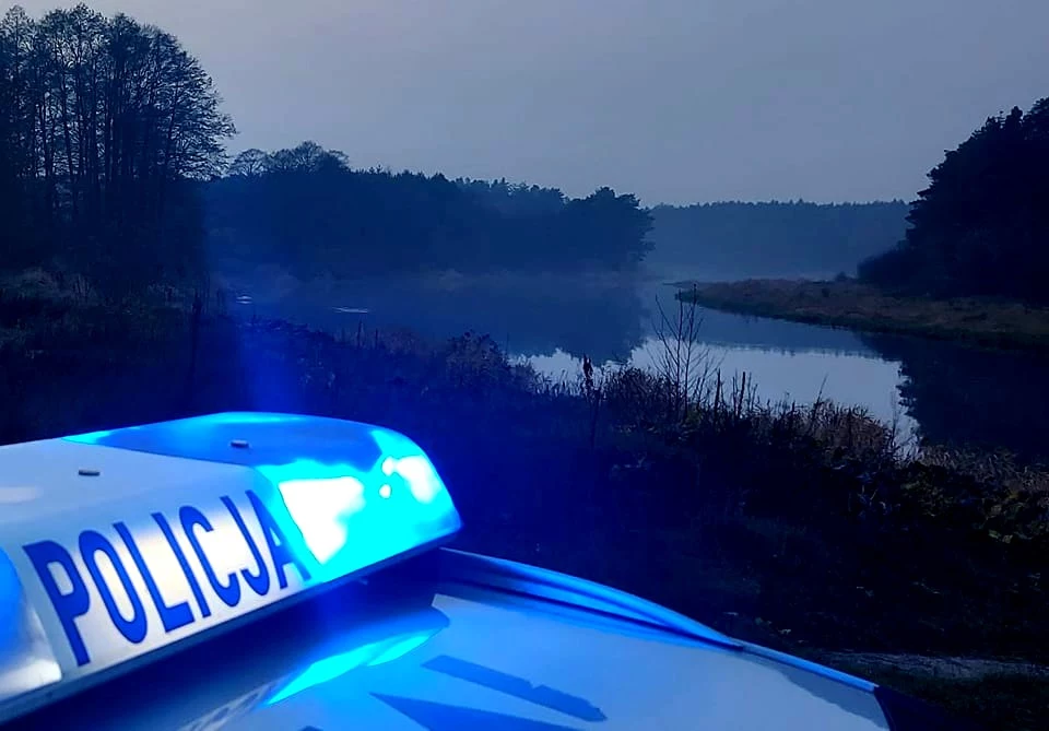 Zwłoki wyłowione z rzeki. Policja: To ciemnoskóry mężczyzna Zwłoki wyłowione z rzeki. Policja: To ciemnoskóry mężczyzna