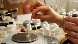 Perfumiarz dobiera poszczególne nuty zapachowe, aby stworzyć unikalny aromat