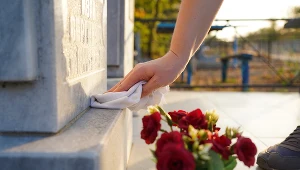 Jak czyścić nagrobki z granitu? Kamieniarze podpowiadają kilka najważniejszych zasad